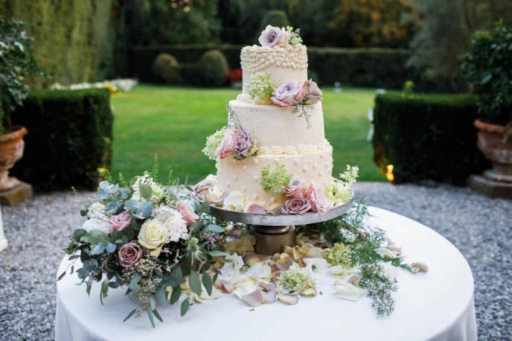 Decorate an Elegant Flower Cake